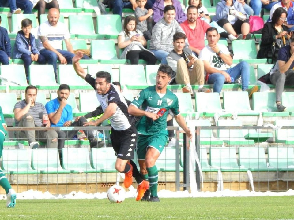 Fernando Beltrán lucha por el balón con un rival en el partido disputado ayer en Mérida.