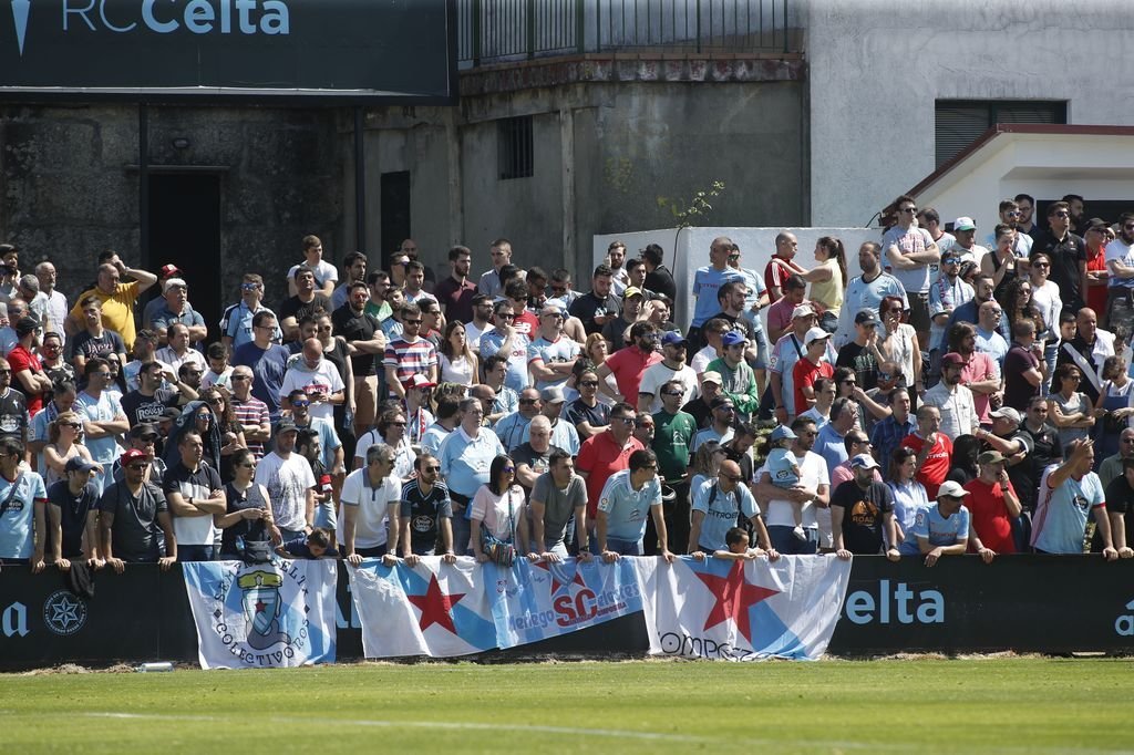 Ó redor de 2.000 persoas acudiron ó campo de Barreiro para a promoción de ascenso a Segunda.