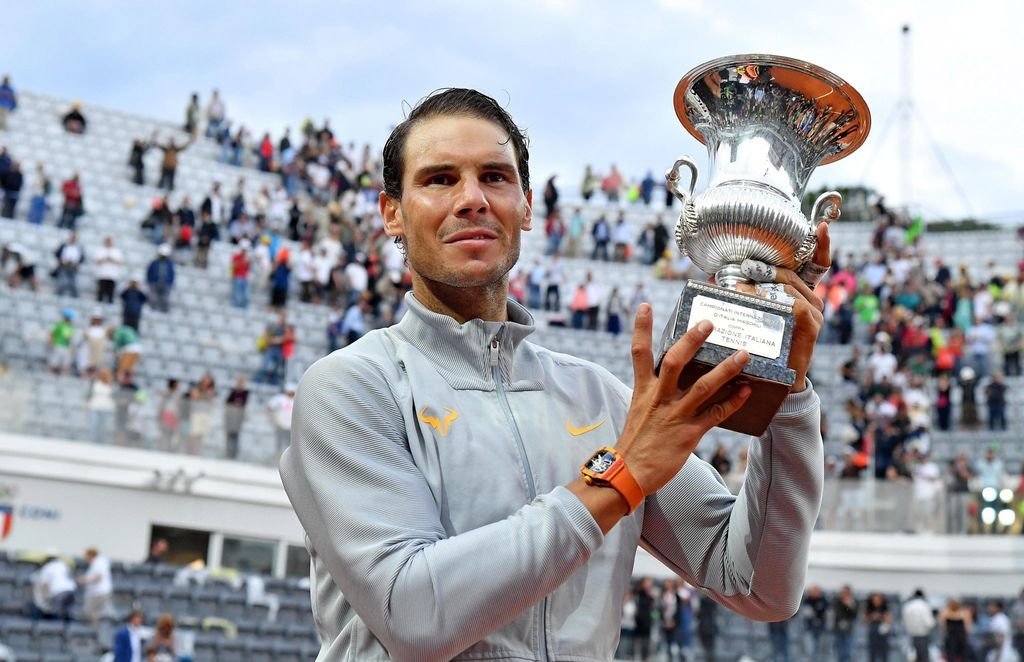 Rafa Nadal, ayer, con el trofeo de campeón del torneo de Roma.