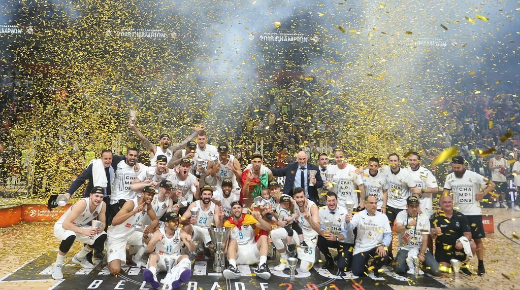 El Real Madrid levanta el trofeo como campeón de la Euroliga tras superar en la final al Fenerbahce.