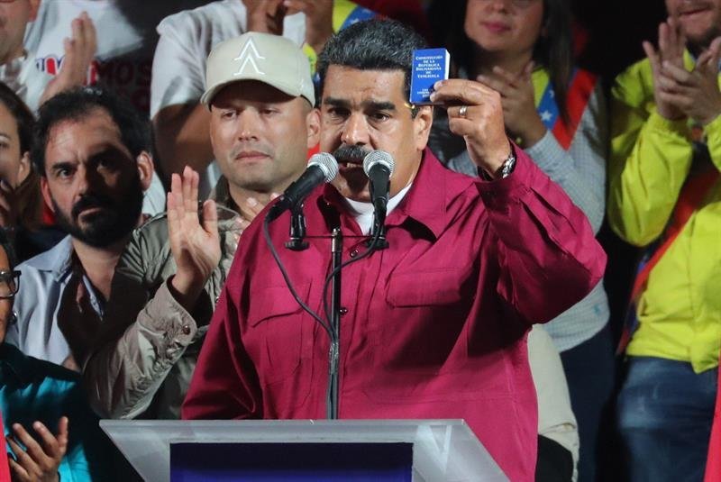 El presidente venezolano, Nicolás Maduro (c)
