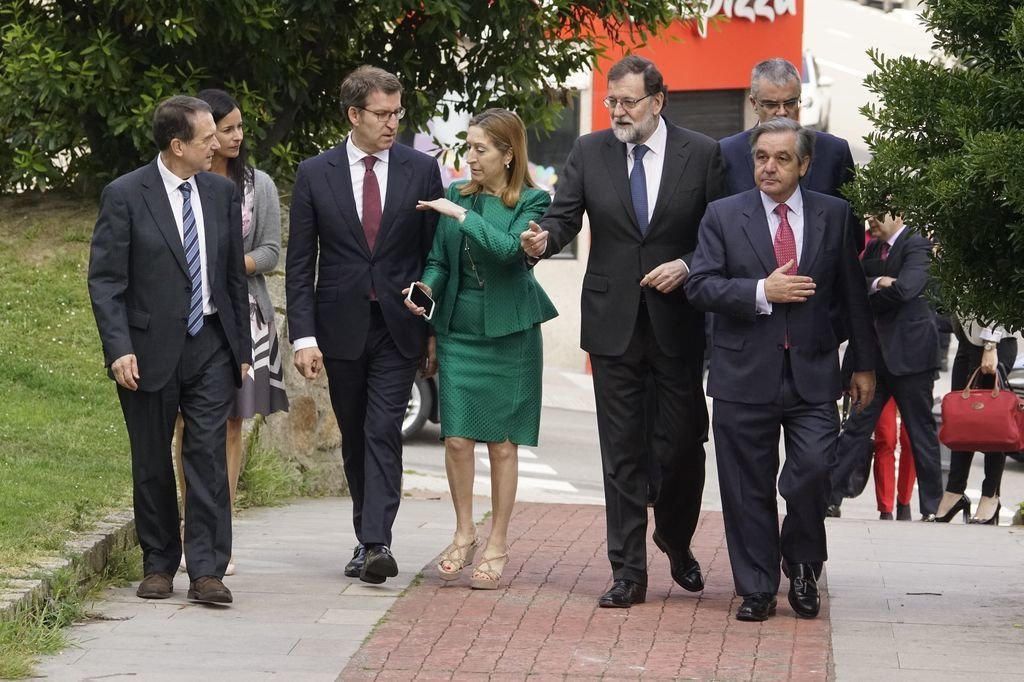 Abel Caballero, Patricia García, Feijóo, Ana Pastor, Mariano Rajoy, Juan Güell y Santiago Villanueva, a su llegada ayer en Vigo al Círculo de Empresarios.