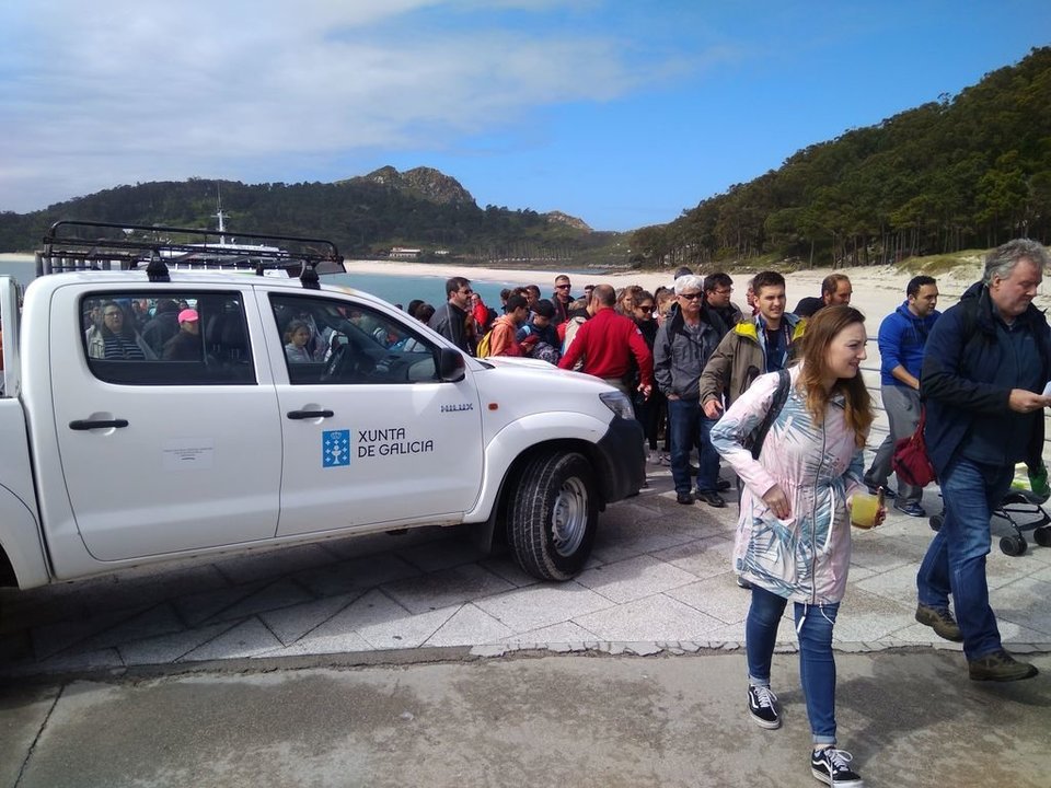 Excursionistas pasando por el control instalado por la Xunta en Cíes para verificar los billetes.