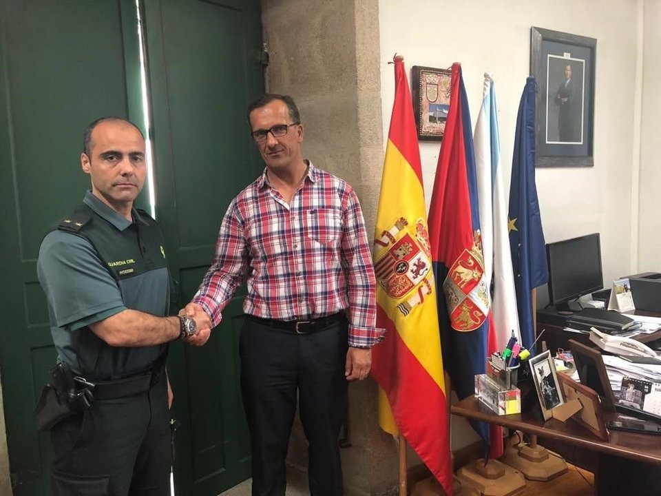 El teniente Juan Félix Díaz y el alcalde Ángel Rodal, ayer en dependencias municipales.