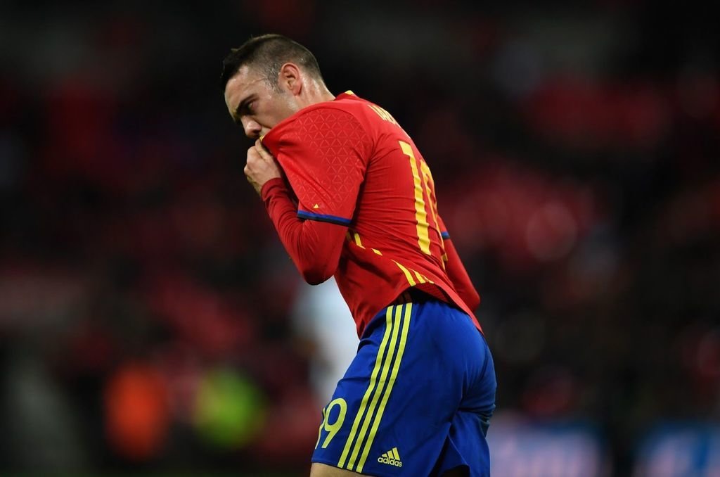 Iago Aspas besa el escudo de la selección española tras marcar un gol en una convocatoria anterior.