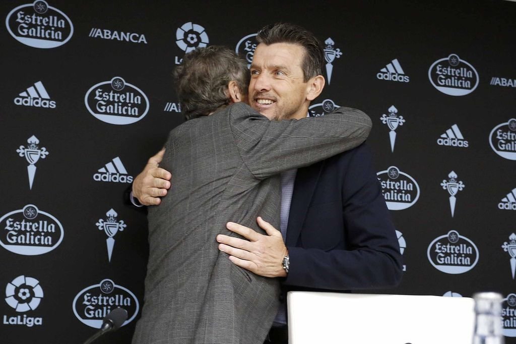 Juan Carlos Unzué recibe un abrazo del presidente del Celta, Carlos Mouriño, tras su última rueda de prensa.