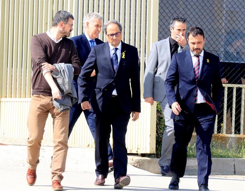El presidente de la Generalitat, Quim Torra (c), a su salida de la cárcel de Soto del Real