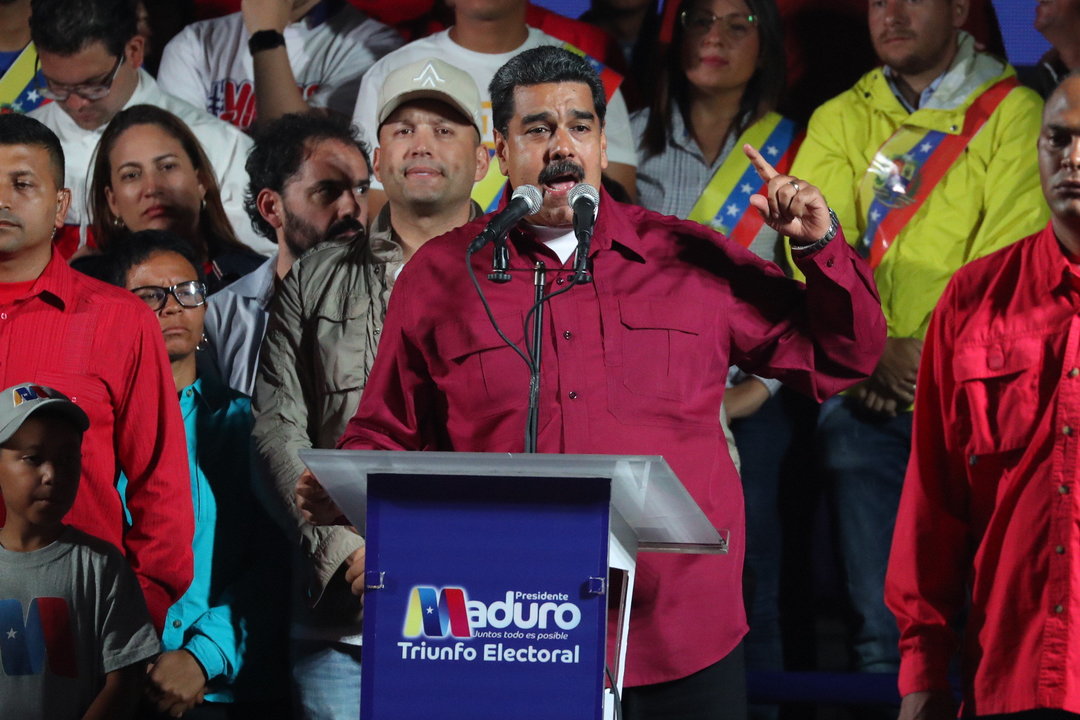 Nicolás Maduro celebra con sus seguidores la reelección seis años más en el cargo.