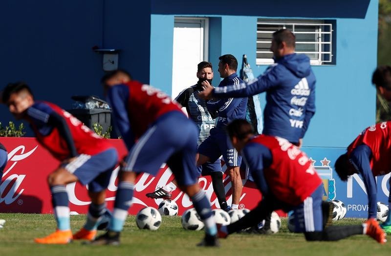 El capitán de la selección argentina, Lionel Messi (c-atrás), participa en un entrenamiento