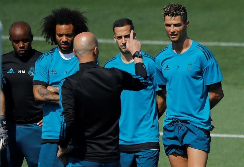 El entrenador del Real Madrid, Zinedine Zidane (2d, de espaldas), da instrucciones a sus jugadores, Cristiano Ronaldo (d), Lucas Vázquez (2d), y Marcelo Vieira (2i)
