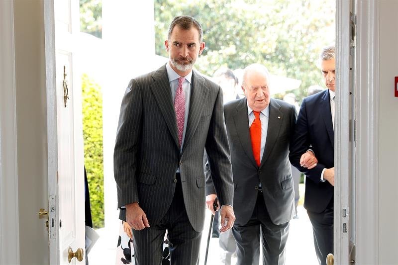 El rey Felipe VI y el rey Juan Carlos tras presidir la presentación del Informe Cotec 2018
