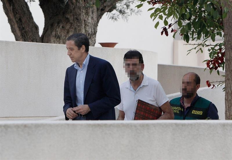 El expresidente de la Generalitat Valenciana y exministro de Trabajo, Eduardo Zaplana (i), a su llegada a su chalé de Benidorm