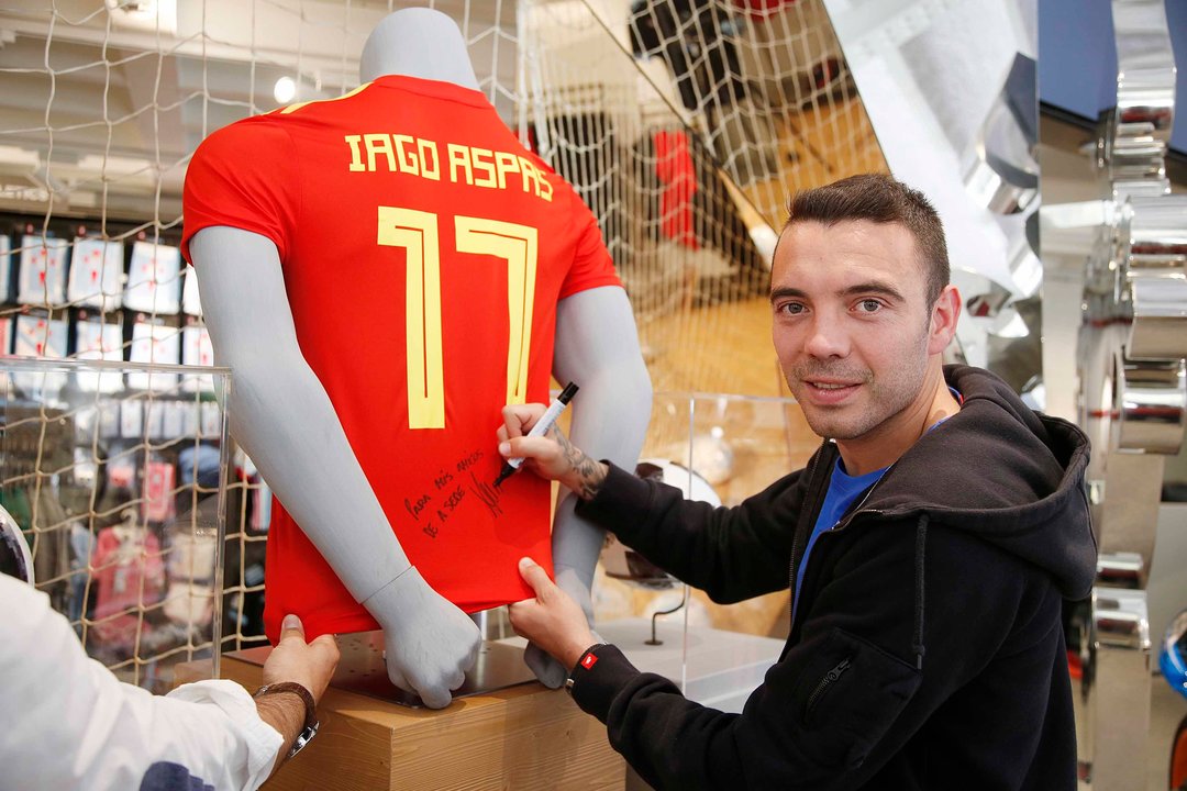 Iago Aspas, con la camiseta de la selección española, ayer en la sede del Celta en Príncipe.