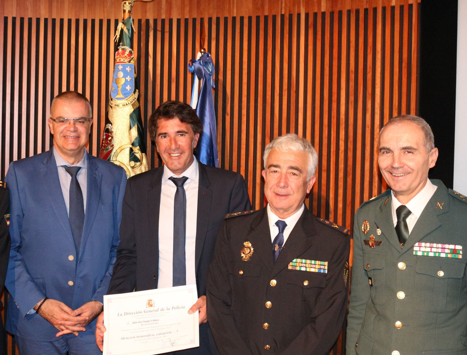 Julio Vargas, con el diploma en la mano, recibió la Mención Honorífica de la Policía Nacional.