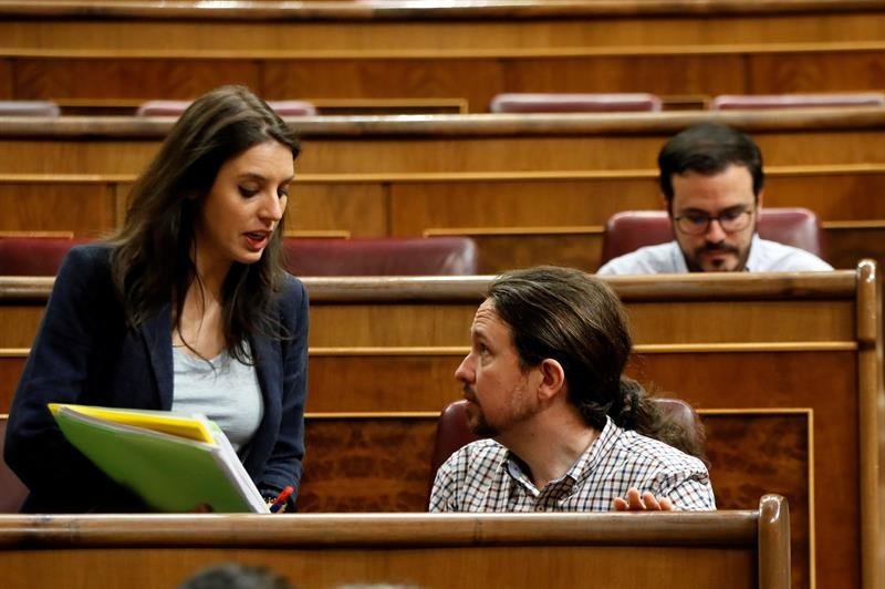 El líder de Podemos, Pablo Igesias (i) y la portavoz parlamentaria, Irene Montero