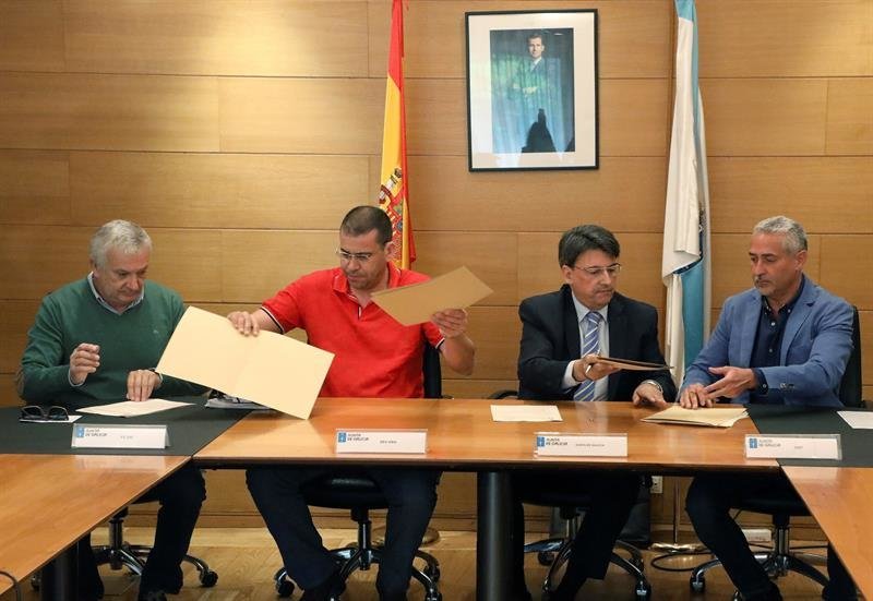 El director general de Justicia de la Xunta, Juan José Martín (2d), y los representantes de los sindicatos CCOO, UGT y USO durante la firma del acuerdo