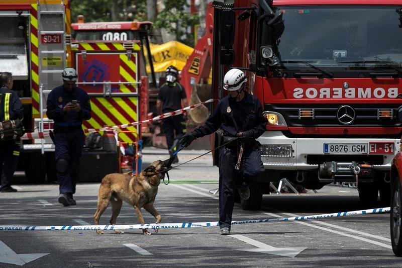 Los Bomberos del Ayuntamiento de Madrid trabajan en dos zonas marcadas por perros de rescate en el intento de hallar con vida a dos obreros desaparecidos