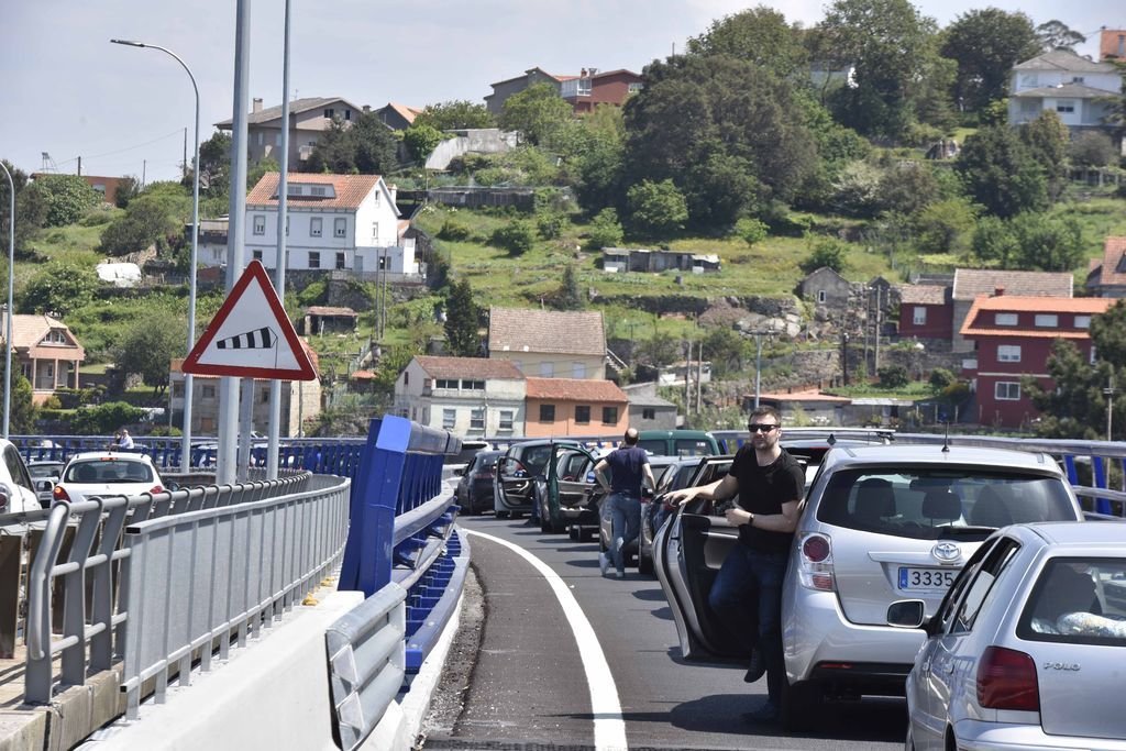 El 6 de mayo el atasco en el puente obligó a varios conductores a abandonar los coches.