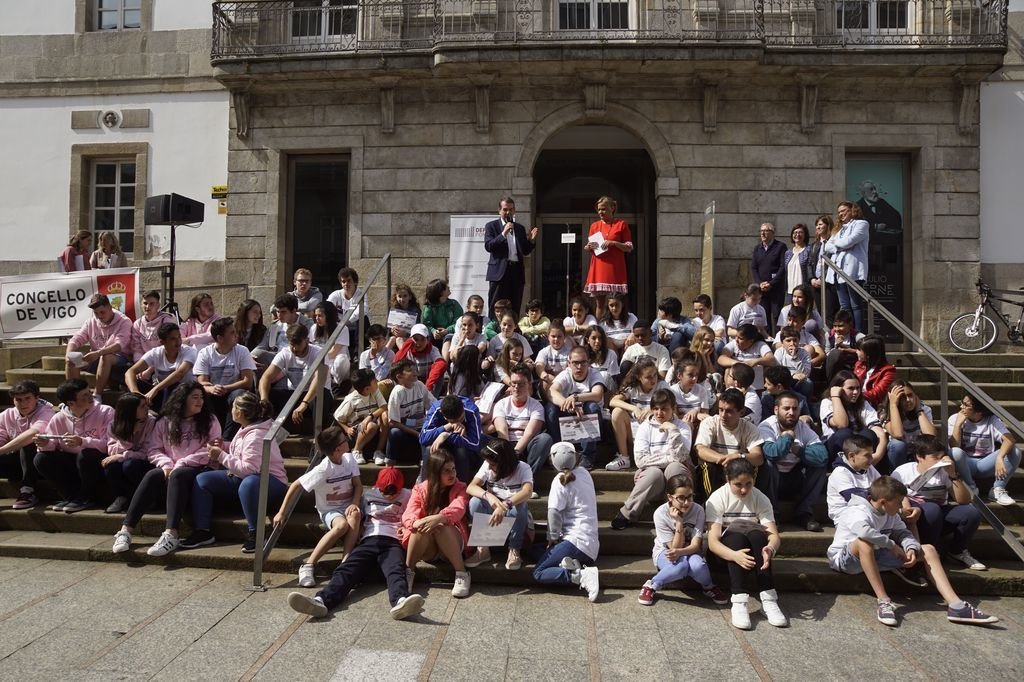 Representantes de los 15 centros que participaron en Depoemprende tras recoger sus diplomas con el alcalde de Vigo y la presidenta de la Diputación.