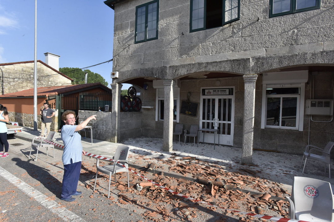 María González muestra el destrozo en su negocio y su casa.