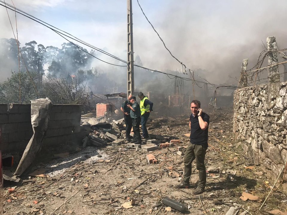 El lugar donde se produjo la explosión quedó arrasado por completo. Los bomberos y decenas de efectivos desplegados de la Guardia Civil y  policías locales trabajaron durante toda la tarde.