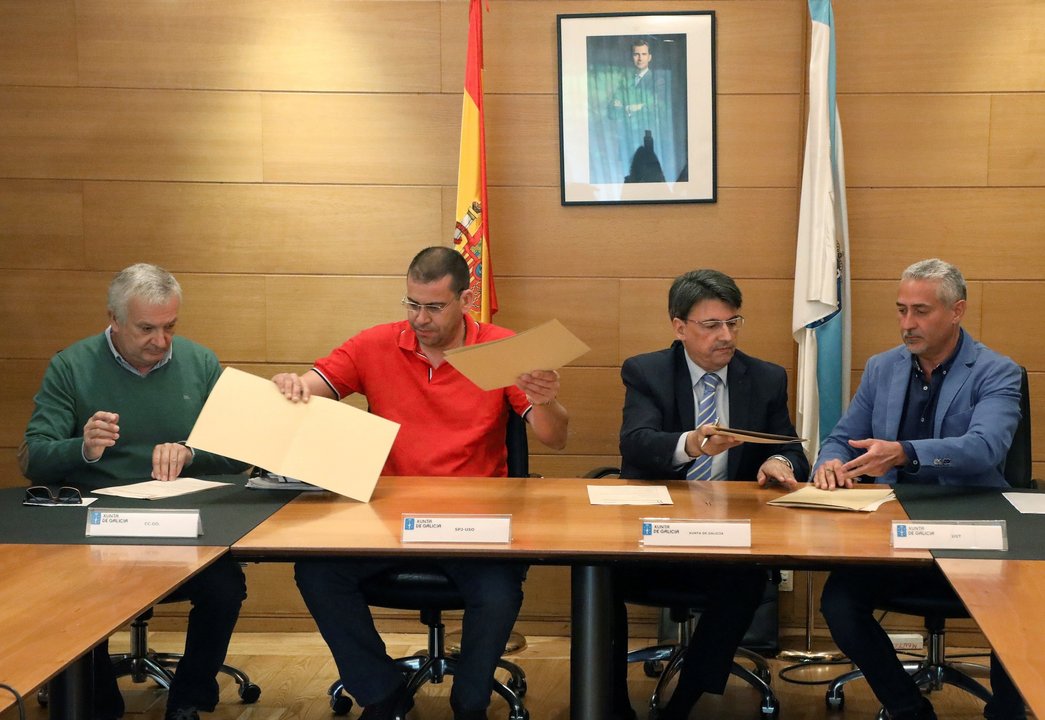 Tino Nóvoa, Julio Bouzal, Juan José Martín y Manuel González Carvajal, firmando el acuerdo.