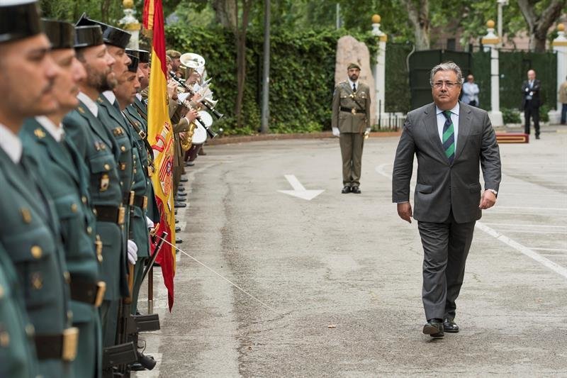 El ministro del Interior, Juan Ignacio Zoido (d), durante el acto de conmemoración del 174 aniversario de la fundación de la Guardia Civil