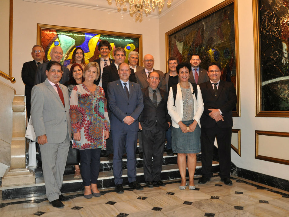 Los representantes brasileños con el rector en funciones.