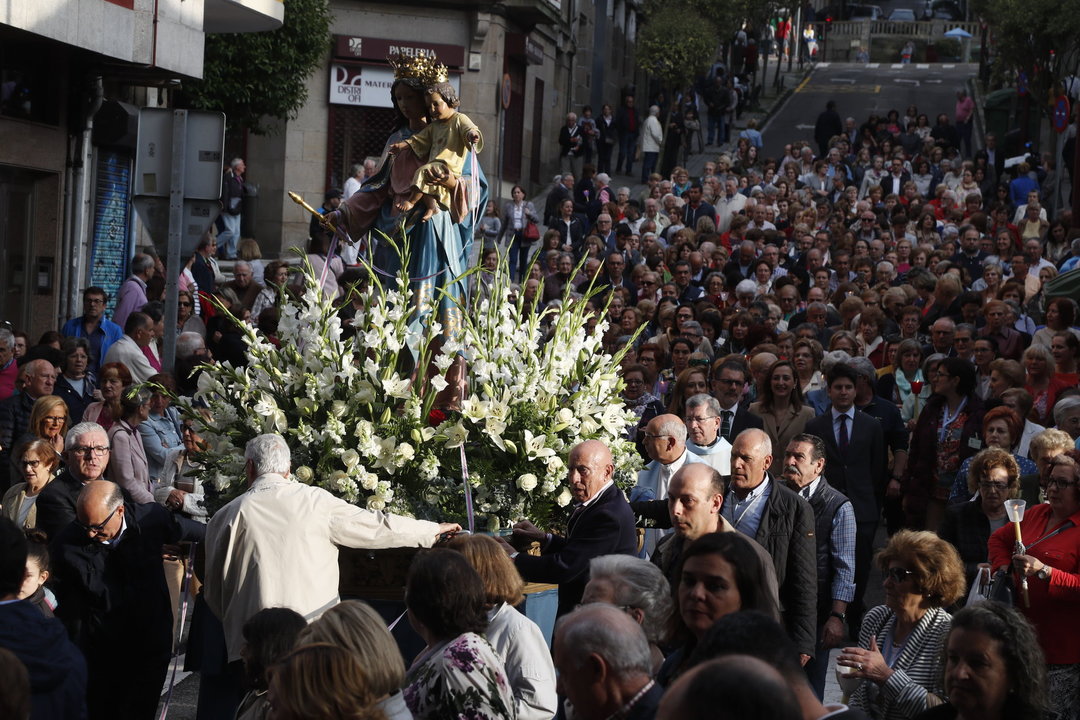 Arriba, la imagen de María Auxiliadora, y abajo, la procesión con concejales del PP (izq.).