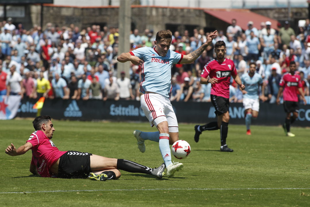 Denis Eckert pugna por un balón en el partido del pasado domingo frente al Marbella.