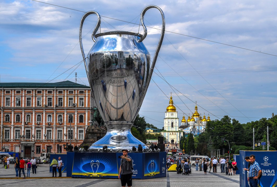 Aficionados posan ante una réplica gigante del trofeo de la Liga de Campeones, ayer, en Kiev.