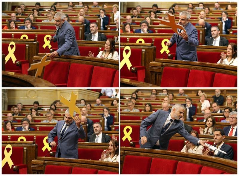 Combo de fotografías del portavoz del grupo parlamentario de Ciudadanos, Carlos Carrizosa, retiró un lazo amarillo colocado en el banco del Govern