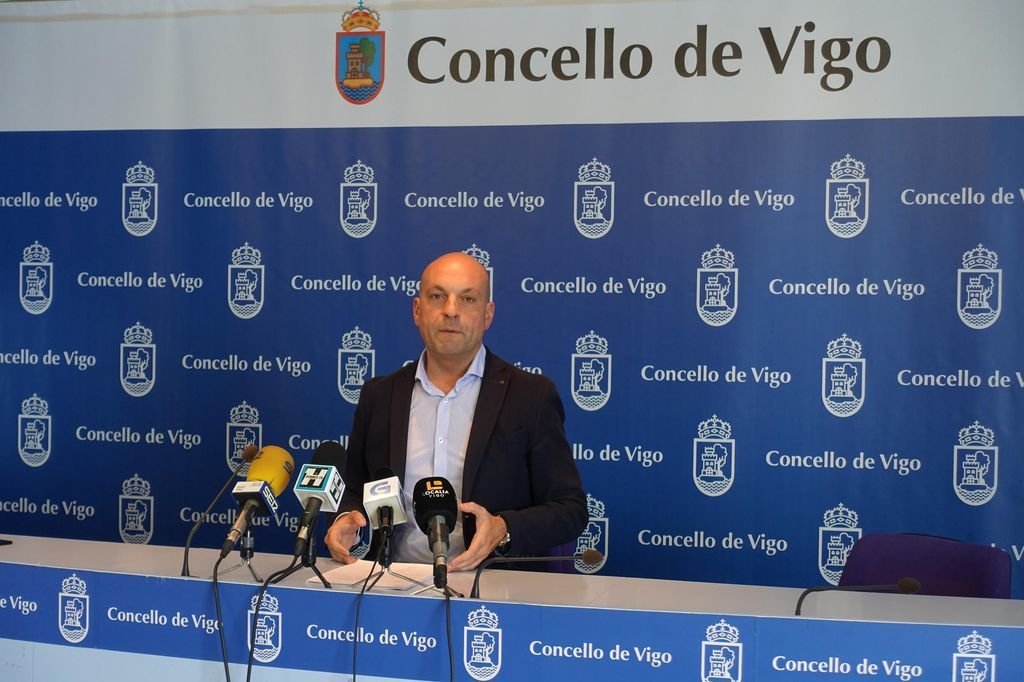 Jaime Aneiros reclamó de nuevo a la Xunta el autobús al aeropuerto como en Santiago.