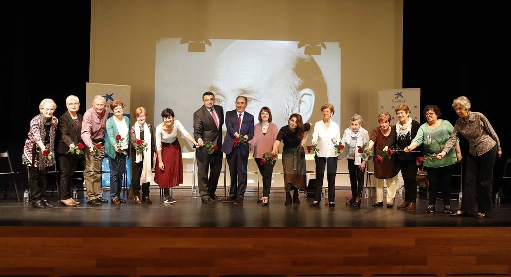Los once participantes en el proyecto “Entre versos y Marsillach”, con Blanca Marsillach, Begoña Mencía, Gonzalo Talegón, Arturo Parrado y María José Gil, ayer, en el auditorio municipal.