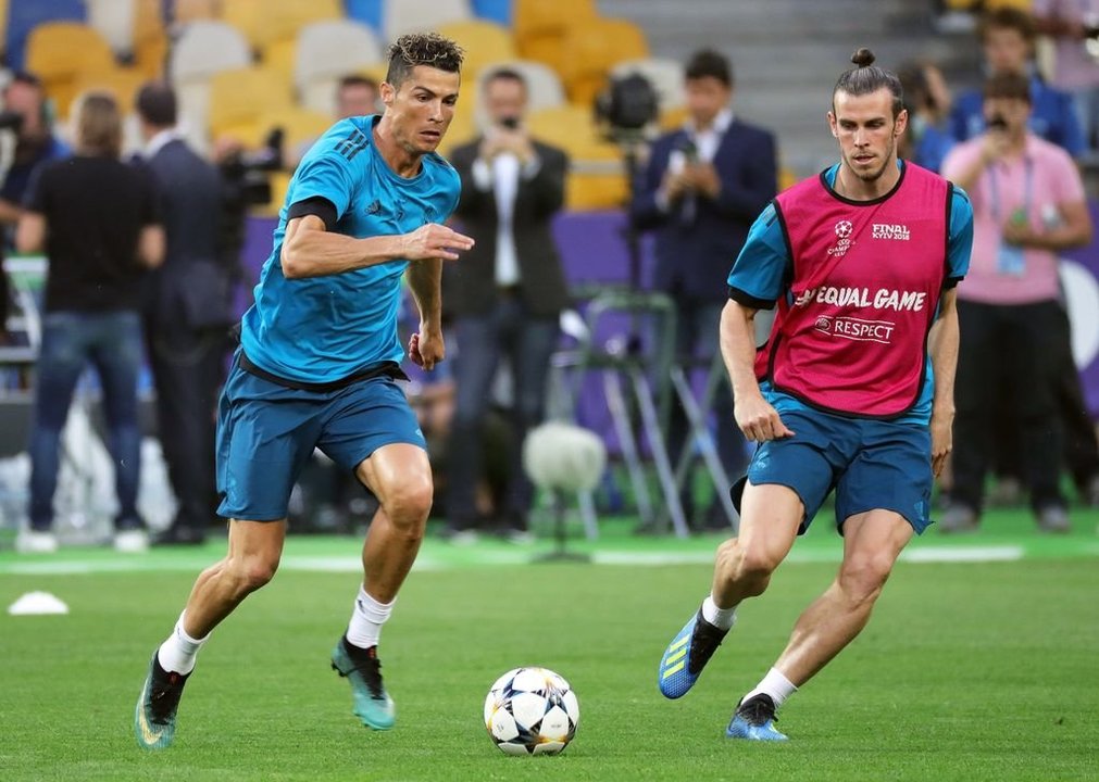 Cristiano Ronaldo y Gareth Bale, ayer, en el entrenamiento del Real Madrid en Kiev.