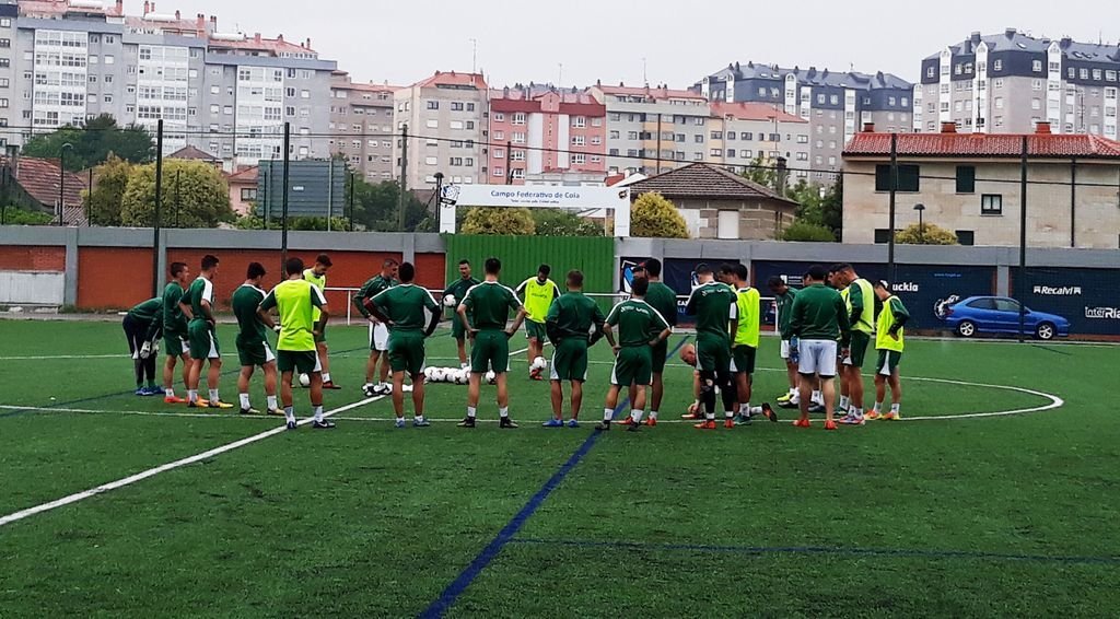 Jacobo Montes se dirige a sus futbolistas en el entrenamiento de ayer en el Campo Federativo de Coia.