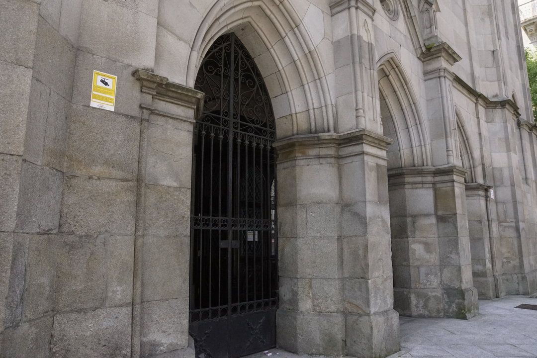 En la fachada de la iglesia de Santiago de Vigo se advierte de que hay cámaras de seguridad.