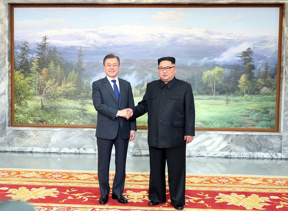 Moon Jae-in y Kim Jong-un durante su encuentro en la zona desmilitarizada de la frontera.