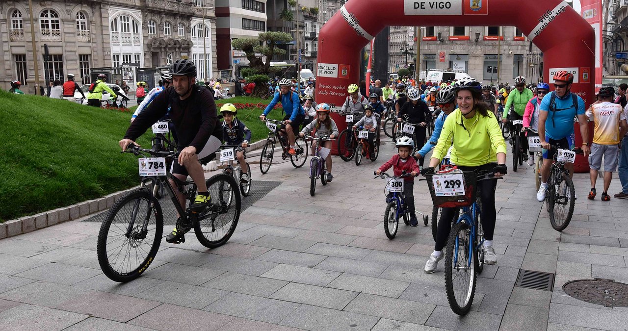 La salida de A Pedaliña, en A Porta do Sol, reunió a aficionados a la bici de todas las edades, desde bebés a jubilados.