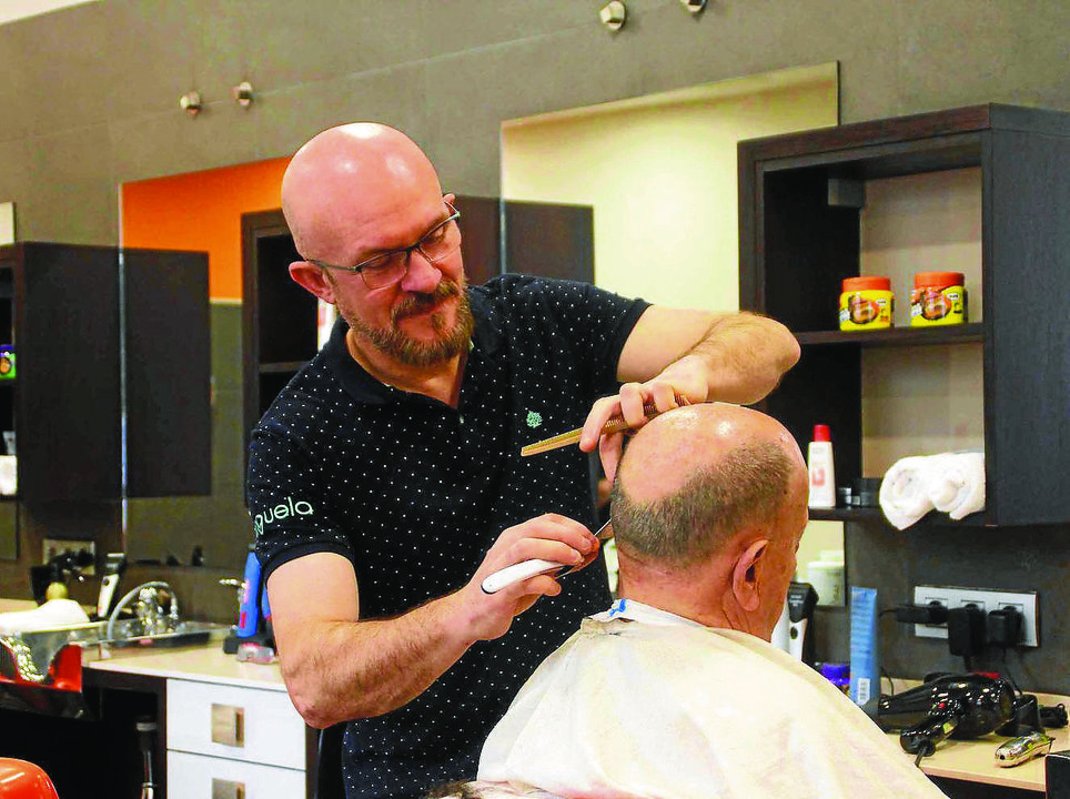 Alberto Domínguez, barbero profesional en la Barbería Minguela que reabrió en 2008.