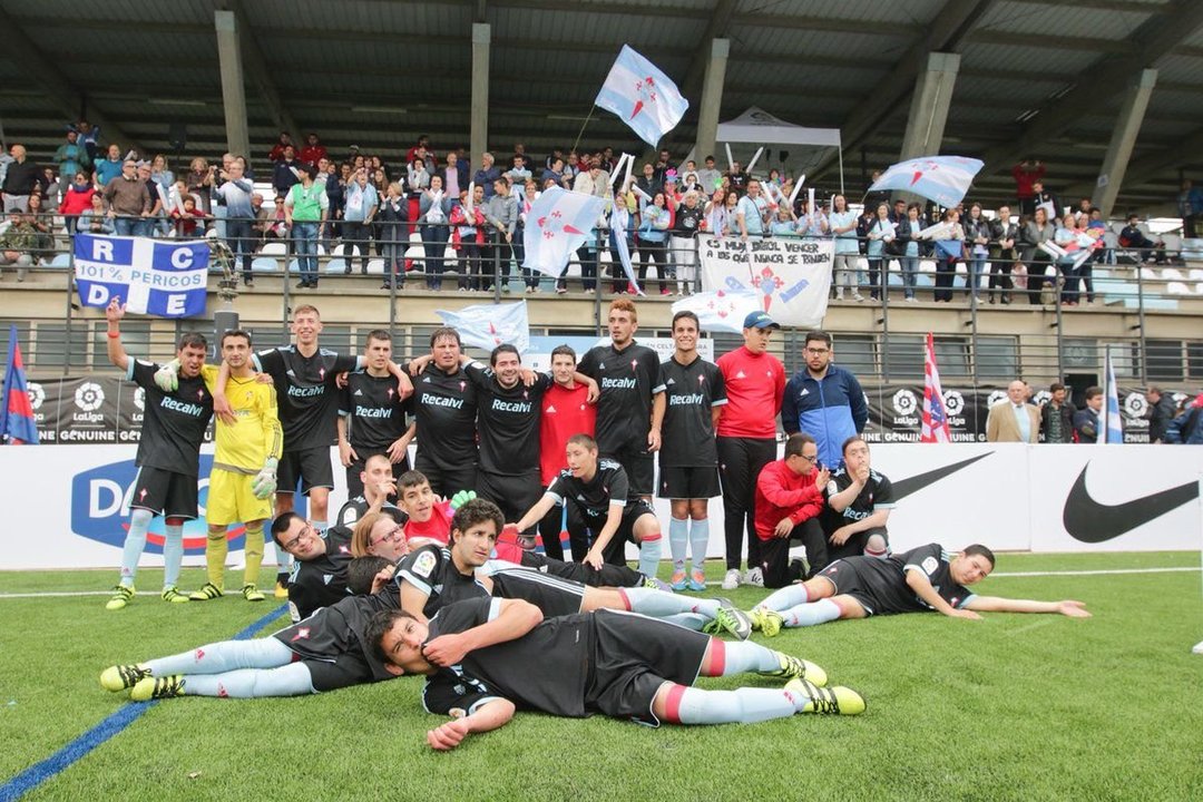 El Celta Integra celebra su subcampeonato en la primera Liga Genuine de fútbol 8, ayer, en A Madroa.