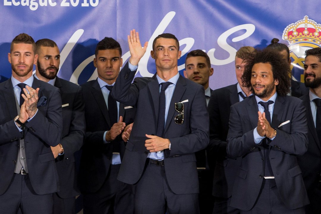 Cristiano Ronaldo saluda.