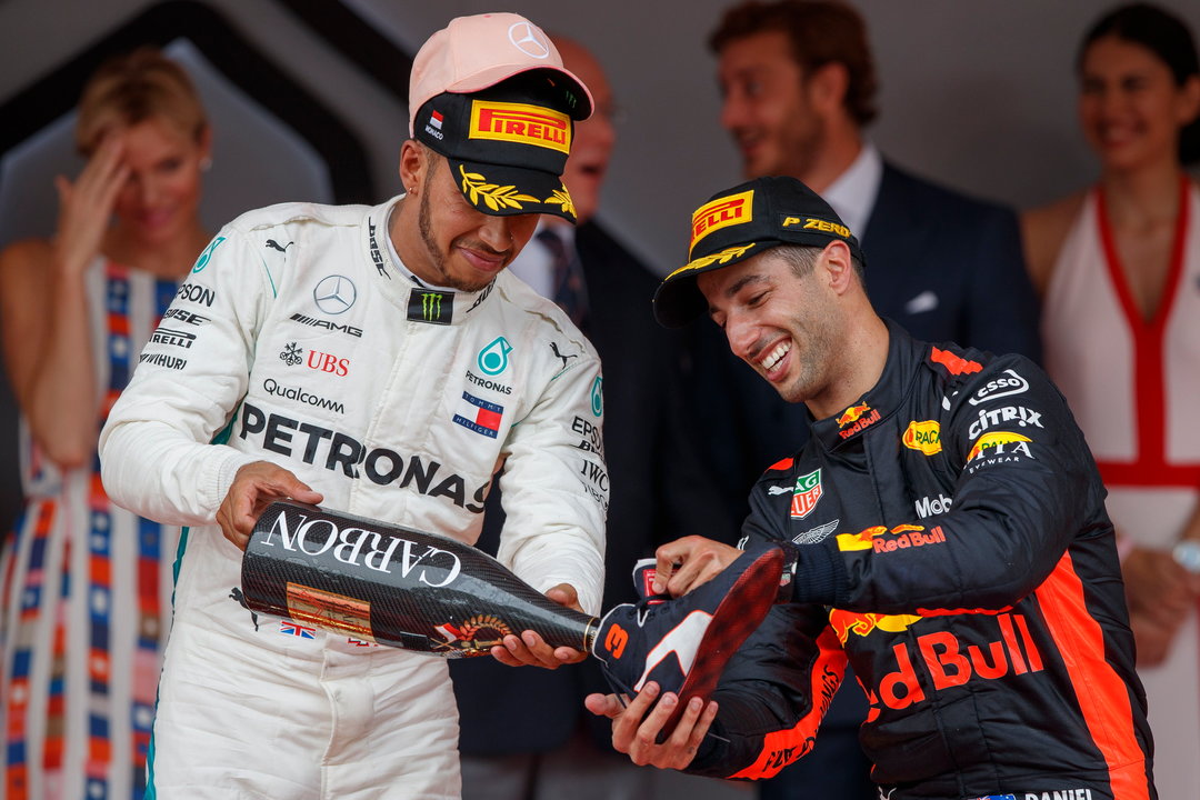 Hamilton y Ricciardo, en el podio del Gran Premio de Mónaco, en el que se impuso el australiano.