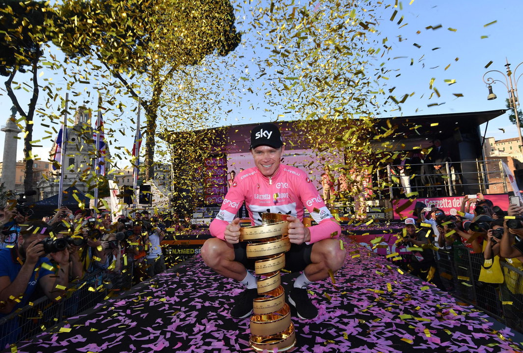 Froome exhibe el trofeo como ganador del Giro de Italia tras la finalización de la ronda italiana.