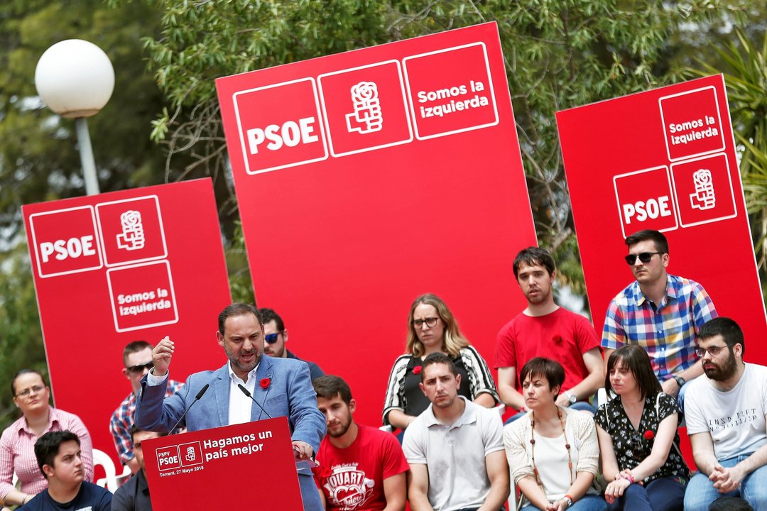 El secretario de Organización del PSOE, José Luis Ábalos, en la Fiesta de la Rosa de Torrent (Valencia).