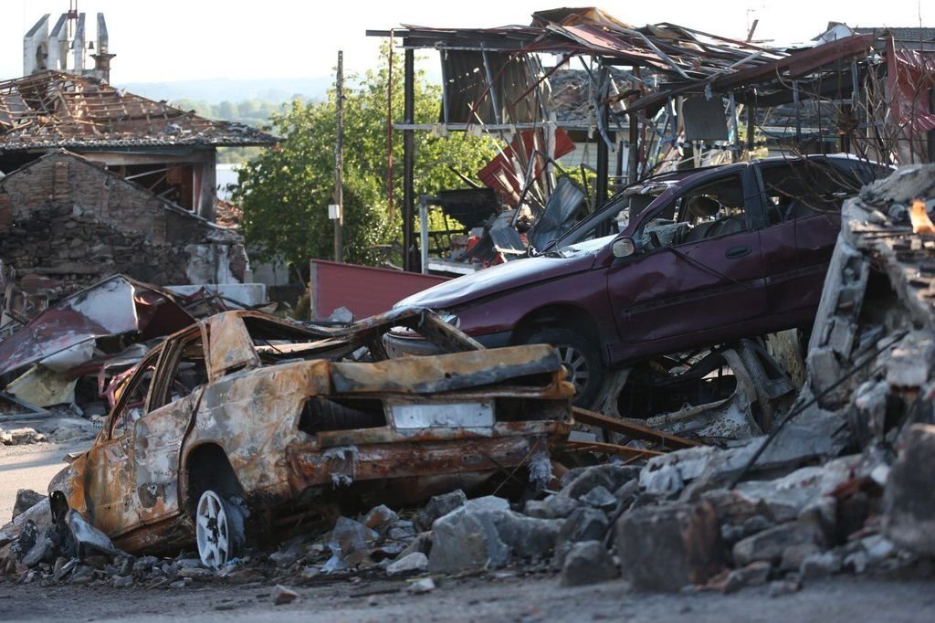 Aspecto que presenta la zona cero de la explosión de Paramos con viviendas y coches destruidos.