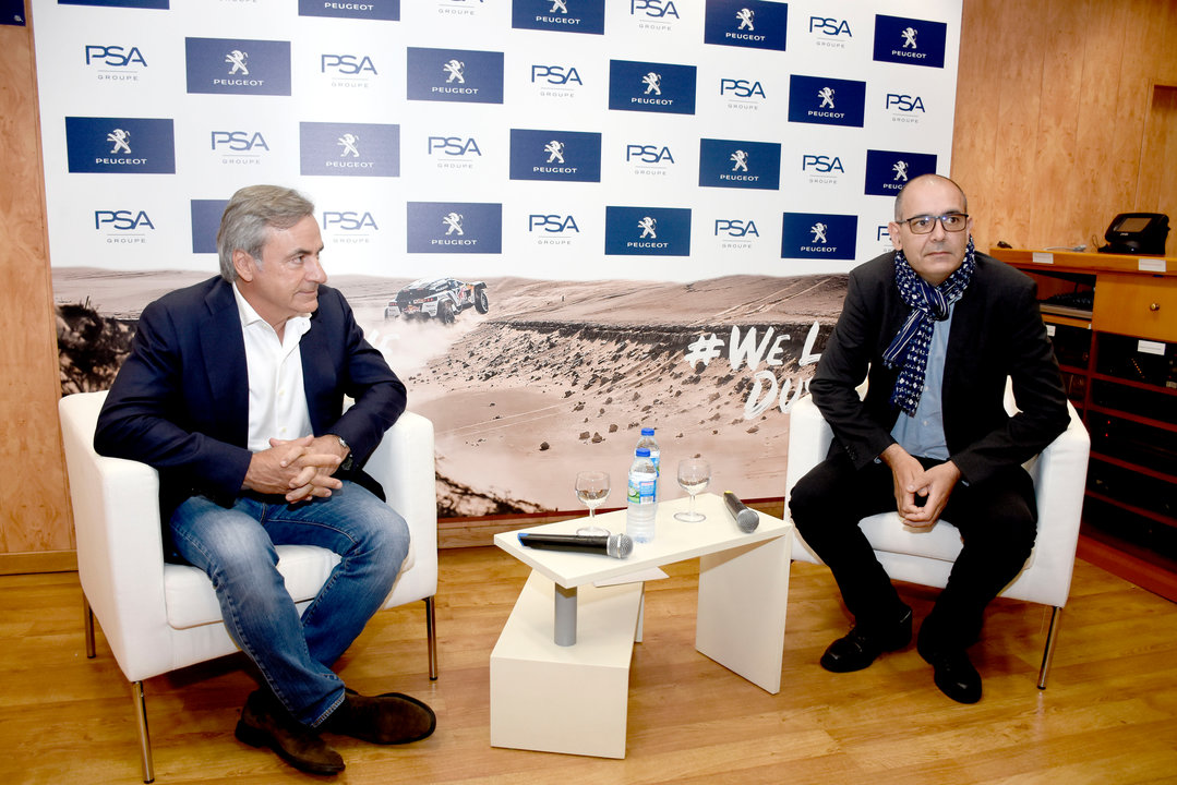 A la derecha, Frédéric Puech, director de la factoría de Vigo, junto a Carlos Sainz.