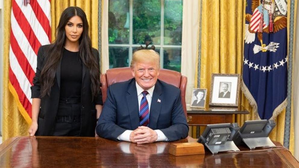 Trump recibe a Kim Kardashian en la Casa Blanca