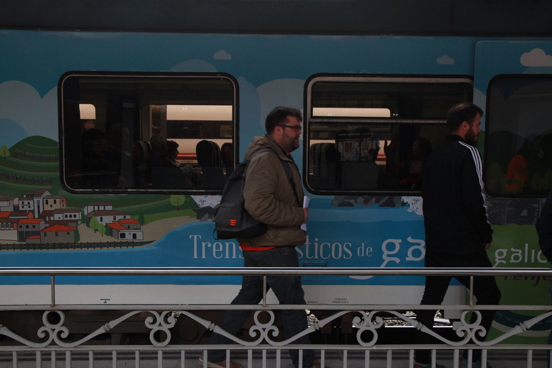 El tren que hizo el recorrido por la Ribeira Sacra, en la estación Empalme de Ourense.