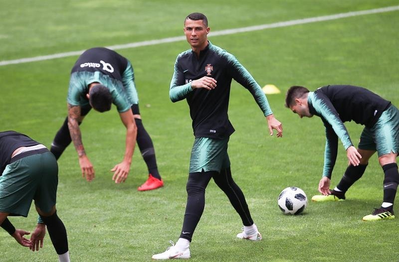 El delantero de la selección de fútbol de Portugal Cristiano Ronaldo (2-dcha)